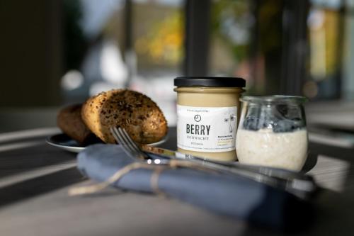 a plate with a jar of bread and a jar ofgarleyacistacistacist at Apartotel Berry Hohwacht in Hohwacht