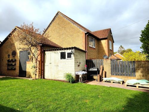 Κήπος έξω από το Bright and spacious 3bd with sofa bed and garden
