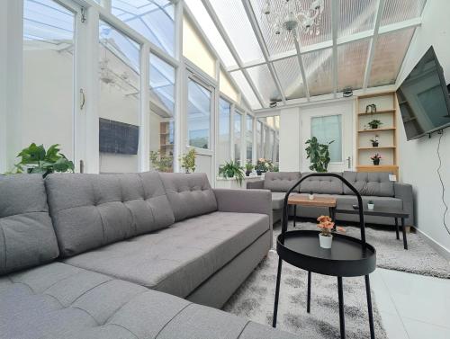 Una sala de estar con un sofá y un televisor. en Spacious 5br Home In Central Liverpool Parking, en Liverpool