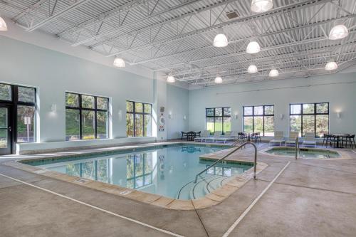 a large indoor pool with a slide in the middle at Best Western Byron Center in Byron Center