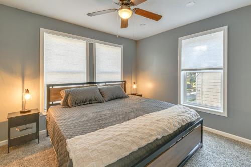 Postel nebo postele na pokoji v ubytování Walk to Main Street! Updated Norwich Home