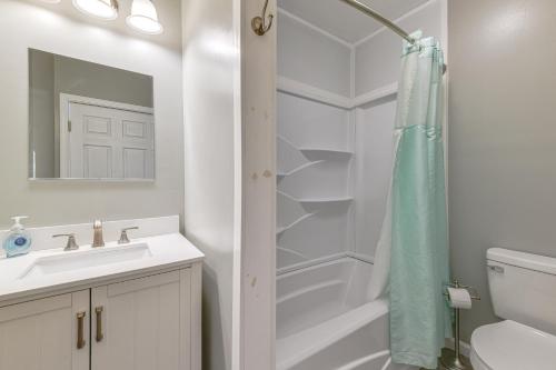 Koupelna v ubytování Walk to Main Street! Updated Norwich Home