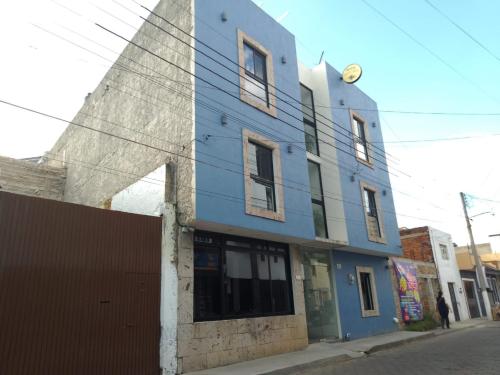 ein blaues Gebäude am Straßenrand in der Unterkunft Hotel Santa Teresa in Tequila