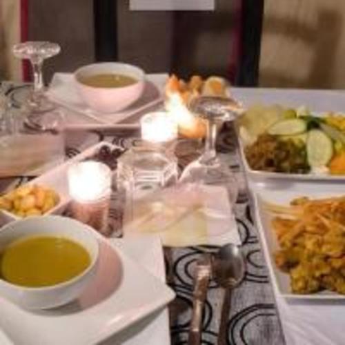 豪华帐篷内部或周边提供的食物