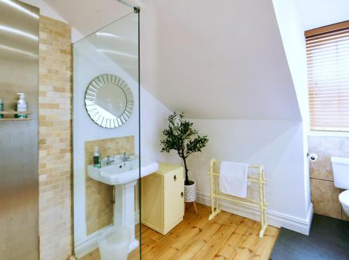 Vannituba majutusasutuses Seafront Luxury Super King Suites Villa parking