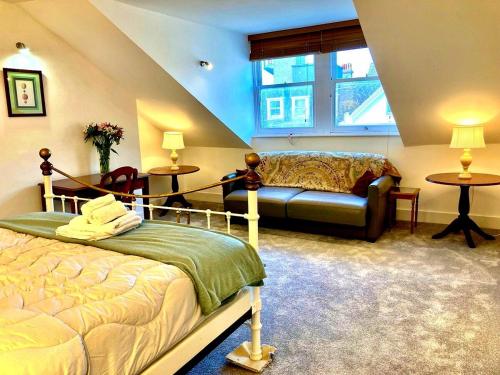 Voodi või voodid majutusasutuse Seafront Luxury Super King Suites Villa parking toas