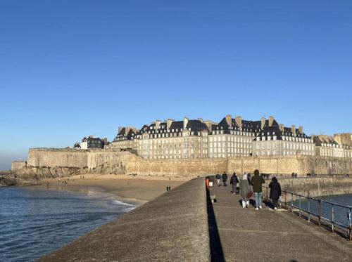 Studio calme intra-muros à 150m de la plage