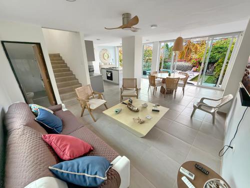 una sala de estar con un sofá y una mesa en Vacation Home Escape & Villa with pool, en El Morro