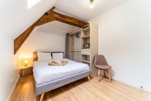 a bedroom with a bed in a attic at Le Nid - Hypercentre - 3 beds - Wifi - Netflix in Cambrai