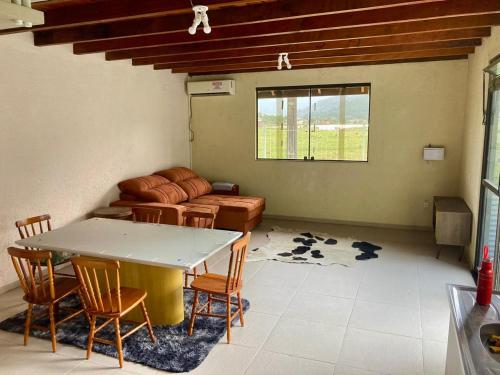 Postel nebo postele na pokoji v ubytování Morada das cachoeiras 10 minutos da Praia Guarda Do Embaú SC