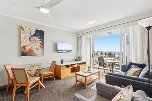 una sala de estar con un sofá y una mesa en Coastal 1-Bed Escape Located in Twin Towns, en Tweed Heads