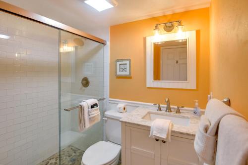 een badkamer met een toilet, een wastafel en een douche bij Resort Condo Steps to Beach Snowbirds Welcome! in Saint Augustine Beach