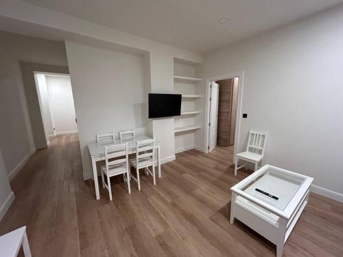 2 Habitaciones privadas con 1 baño privado, salon y cocina