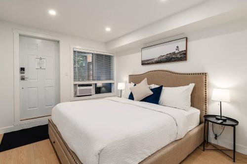 En eller flere senge i et værelse på Private Hot Tub | Pool | Free Parking | Sauna