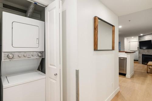 Køkken eller tekøkken på Private Hot Tub | Pool | Free Parking | Sauna