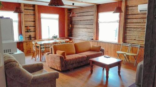 sala de estar con sofá y mesa en Aisa Beach Area Holiday Home, en Pärnu