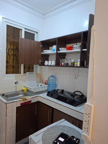 een keuken met een spoelbak en een aanrechtblad bij Zamara homes 