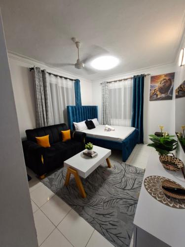 een woonkamer met een bank en een tafel bij Zamara homes 