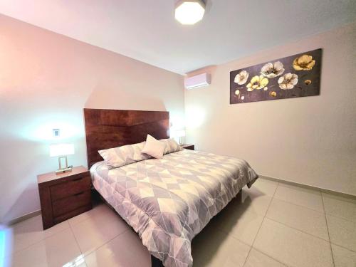 a bedroom with a bed and a nightstand with two lamps at Hogar Tu Santuario Uruapan in Uruapan del Progreso