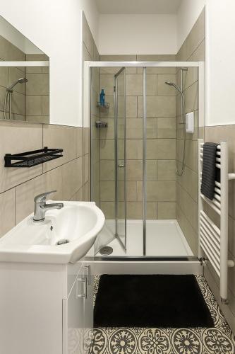 a bathroom with a sink and a shower at LT 3 - 1 Bed Apartment - Free Street Parking in Leicester