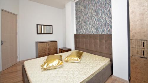 En eller flere senge i et værelse på beautyful house with garden