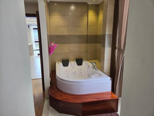 uma casa de banho com banheira num quarto em Horizonte Mágico full suite em Cuenca