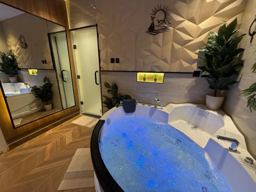 a bathroom with a large tub with a large mirror at الملقا جاكوزي لوفت Al Malqa Jacuzzi Loft in Riyadh
