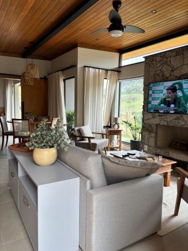 TV a/nebo společenská místnost v ubytování Casa de Campo em Secretário, Charme e tranquilidade