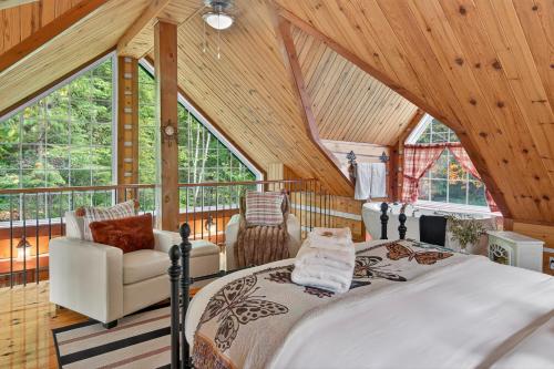 Giường trong phòng chung tại Domaine Rivière Sacacomie Chalets et Bed and Breakfast -Manoir Canergie