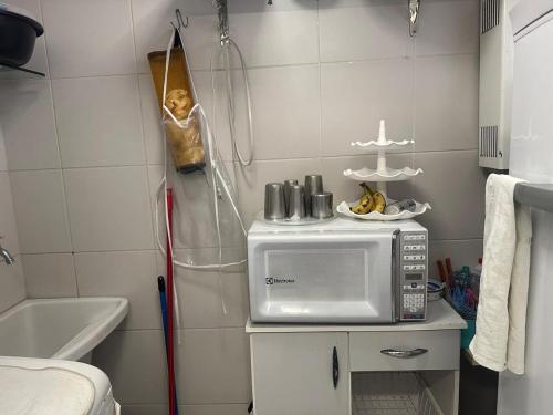 un piccolo bagno con doccia e forno a microonde di Apto no Porto das Dunas - Scopa Beach ad Aquiraz