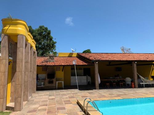 ein Haus mit Pool neben einem Haus in der Unterkunft Casa de Praia em Paripueira in Paripueira