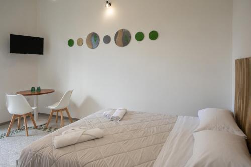 a bedroom with a bed and a table and chairs at Atmosfere 19 in Sant'Egidio del Monte Albino