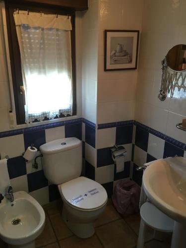 a bathroom with a toilet and a sink at Hotel La Huerta in Isla