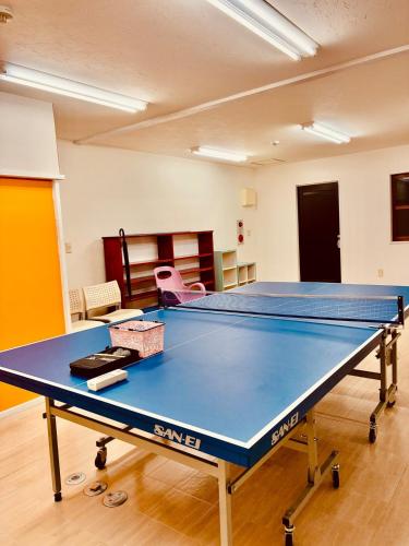 a ping pong table in the middle of a room at バス停"平城札所前"徒歩0分 四国愛媛の宿 "40番たっきゅうミニホテル" "No40 Takkyu mini hotel" in Hirajō