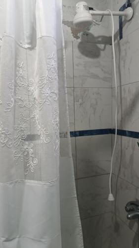 y baño con ducha y cortina blanca. en Quinta Homa - La Anhelada, en Paraná