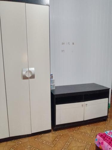 a room with a black counter and white cabinets at Aluguel 500,00 a diária in Belém