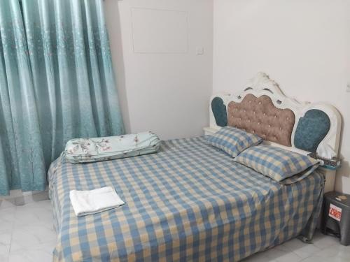 Tempat tidur dalam kamar di Peacefully