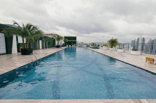 Πισίνα στο ή κοντά στο Dorsett Hartamas KL, Bathtub Smart TV & WiFi