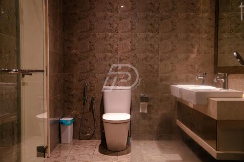 Ένα μπάνιο στο Dorsett Hartamas KL, Bathtub Smart TV & WiFi