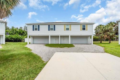 ブレーデントンにあるBradenton Stay, Private Pool, HotTub, Priv Terraceの私道とヤシの木がある白い家