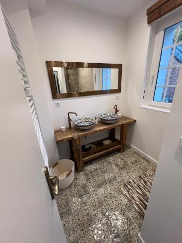 a bathroom with two sinks and a mirror at Chez Fil'O in La Bouille
