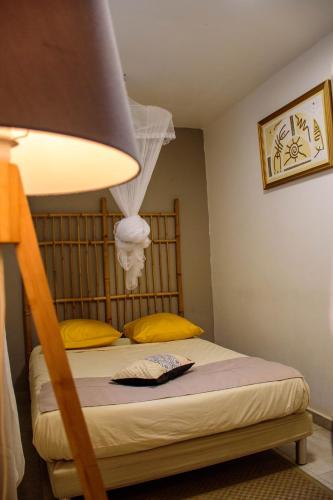 เตียงในห้องที่ Eden Sea Villa
