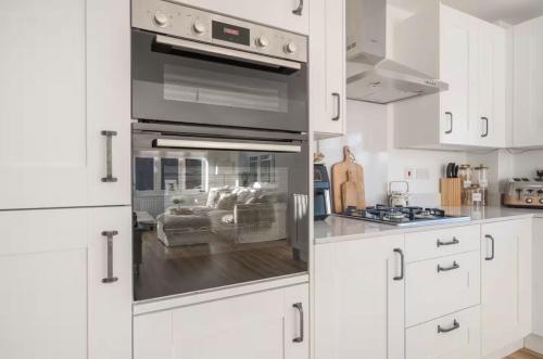 Η κουζίνα ή μικρή κουζίνα στο Large 4-Bedroom Home Ideal for Contractors and Long Stays