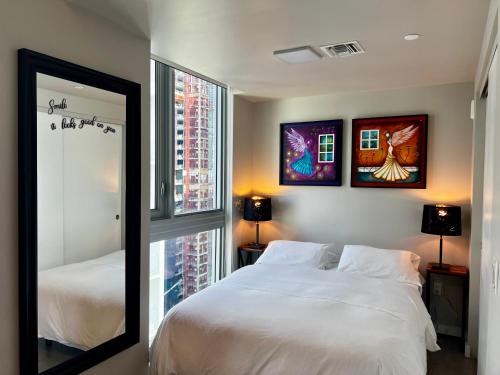 Giường trong phòng chung tại The Collectors Studio Downtown