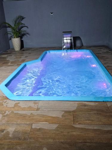a hot tub with a water fountain on a wooden floor at JF's Refuge in Pirapora
