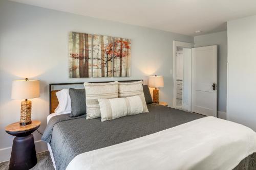 une chambre avec un grand lit blanc avec deux lampes dans l'établissement Walk to Port Clinton Lighthouse Home with Deck!, à Port Clinton