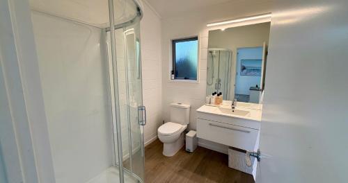 ห้องน้ำของ Hideaway Cottage, Tauranga, so close to Bethlehem & Mount Manganui