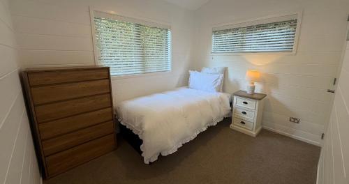 เตียงในห้องที่ Hideaway Cottage, Tauranga, so close to Bethlehem & Mount Manganui