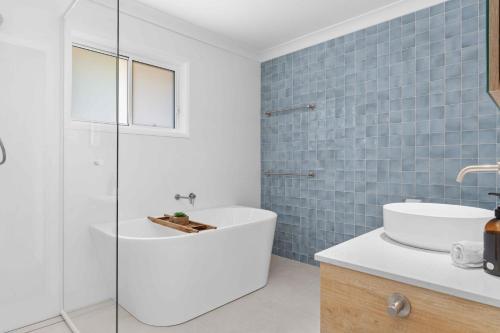 Un baño de Salty Mermaid by Experience Jervis Bay