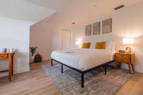 ein Schlafzimmer mit einem Bett und einem Tisch mit zwei Lampen in der Unterkunft The Key Reno'd Historic 1BD 1 Mile to UF & DT in Gainesville
